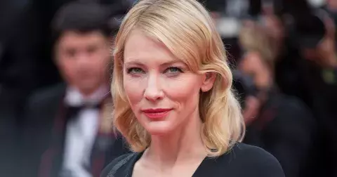 Midi-bob je střihem roku 2024: Účes, který omladí a sluší všem typům obličeje bez ohledu na věk