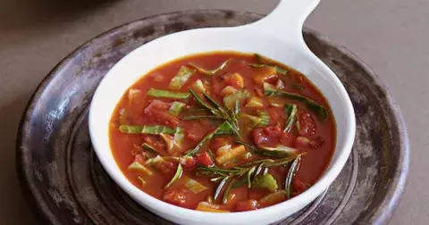 Netradiční rajská polévka s quinoou