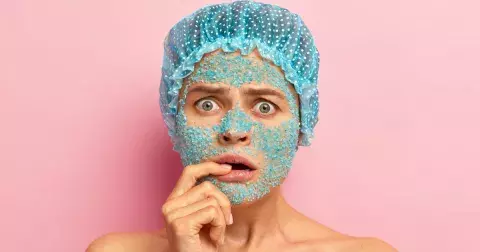 Neničíte si zbytečně svůj vzhled nesprávnou péčí a líčením? Odborníci varují před peelingem, matnou rtěnkou i voděodolnou řasenkou