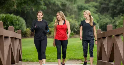 Poznejte výhody chůze: Jaká je správná technika a kolik minut týdně ujít abyste spálili tuk, posílili kosti, svaly i imunitní systém