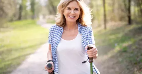 Nordic Walking je lepší než běh. Posílíte celé tělo bez zatížení kloubů a k tomu získáte příjemný bonus