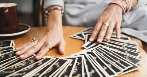 Velká tarotová předpověď na měsíc duben: Zjistěte, co vám předpovídají karty v lásce, zdraví a financích
