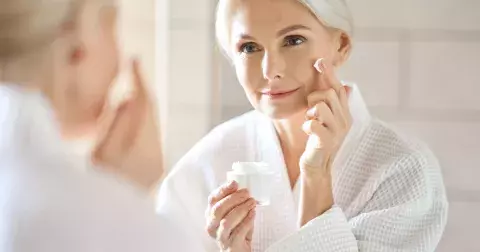 Kosmetické vychytávky pro ženy po padesátce. Vrásky se vyhladí, když ke krémům přidáte ještě něco navíc