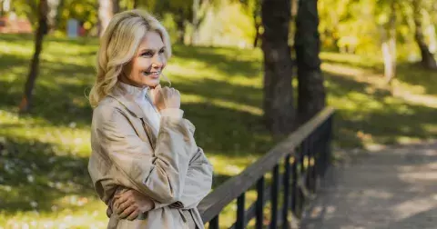 Nejkrásnější jarní kabáty letošní sezony: Pokud vás už nudí klasika, zkuste zajímavější varianty. Outfit oživí barevné či denimové prvky