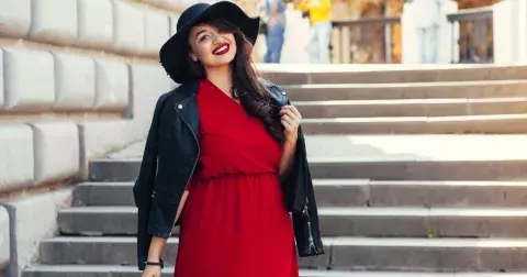 Vyberte si nejkrásnější šaty pro jaro 2024: Schovají větší bříško i široká stehna