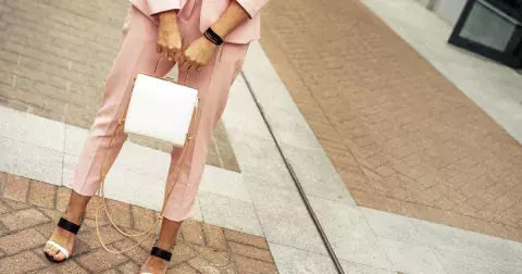 Nejkrásnější kalhoty na jaro a léto, které spojují styl a pohodlí: Sluší každé ženě nad 50 let