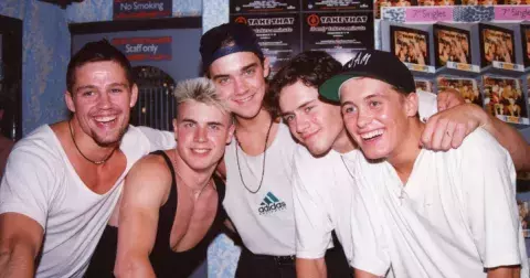 Take That míří do Prahy: Drogy, nevěry, alkohol a nezvladatelný Robbie Williams. Proč se vracejí jen ve třech?