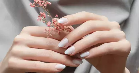 Trendy jarní manikúra: Jaké tvary a barvy ovládnou rok 2024