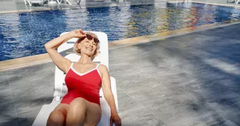 Jak se cítit dobře v plavkách? 3 rady pro ženy nad 50 let