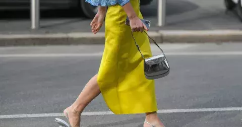 Jedna sukně, několik různých outfitů: Saténový kousek nesmí chybět v žádné skříni. Slušet bude každé ženě