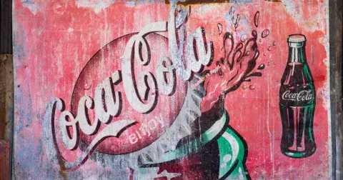 Coca-Cola slaví výročí: Původně se limonáda prodávala jako šumivý lék, obsahovala víno a povzbuzující drogu. Poznejte její příběh