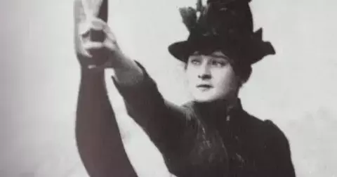 První dáma Moulin Rouge: Jak se z úspěšné tanečnice stala obtloustlá alkoholička s depresí