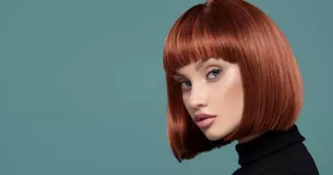 Mob Wife Bob je trendem pro jaro/léto 2024: Účes lichotí dámám nad 50 let. Zamilujete si jeho retro nádech i jednoduchou přípravu