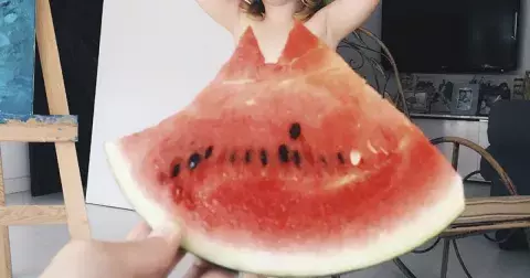 Maminka, která „obléká“ dceru do zeleniny a květin, se stala hvězdou internetu