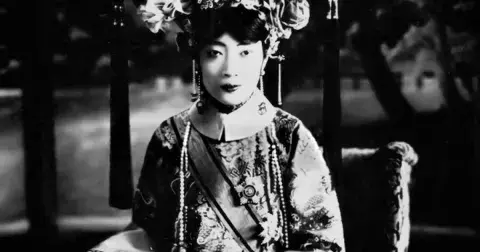Smutný osud poslední čínské císařovny Wanrong. Byla vystavována jako zvíře, její tělo se po smrti nikdy nenašlo