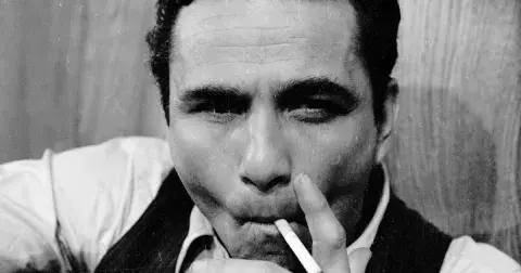 Poznáte krasavce s cigaretou? Známý seriálový detektiv měl české předky a nezdárnou dceru