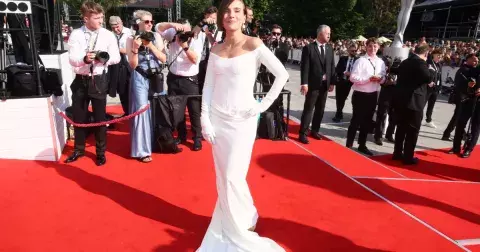 Slavné krásky KVIFF 2024: 8 nejkrásnějších rób, které na červeném koberci skutečně zářily. Letos dominovala červená