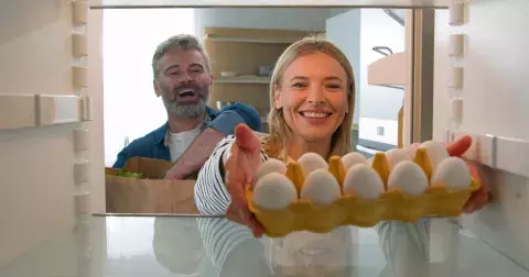 Co upozorní na řídnutí kostí a jaká je nejlepší prevence osteoporózy: Největší zdroj kalcia máte doma v lednici