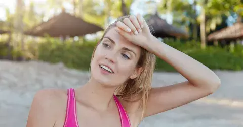 Jak v horkých letních dnech udržet make-up svěží: Zařaďte tyto tipy do své denní rutiny