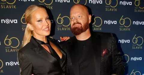 Byt Simony Krainové čeká rekonstrukce. Z luxusu, kde nechybí fotografie modelky v nadživotní velikosti, vás bude přecházet zrak