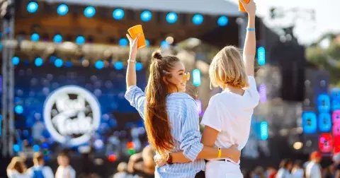 Jak se obléct na festival? Objevte kouzlo oblečení z druhé ruky