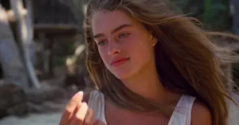 Kráska z Modré laguny Brooke Shields: matka ji nechala v deseti letech pózovat nahou pro Playboy, na pravou lásku si musela počkat