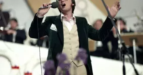 Mohl zářit po boku Karla Gotta, podoba ale byla příliš velká: Pavel Bartoň z Noci na Karlštejně si dnes zazpívá jen u hrnčířského kruhu