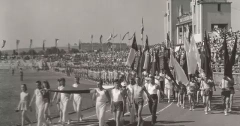 „Šťastné“ mládí v socialismu: Na spartakiádách cvičily tisíce cvičenců, trénovalo se ve škole i v práci