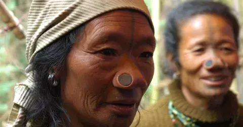 Ženy kmene Apatani se záměrně hyzdily, chránilo je to před muži. Poznejte jejich jedinečnou kulturu