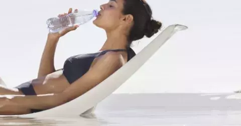 Desatero pitného režimu: Kolik vody byste měla vypít a kdy vám hrozí dehydratace