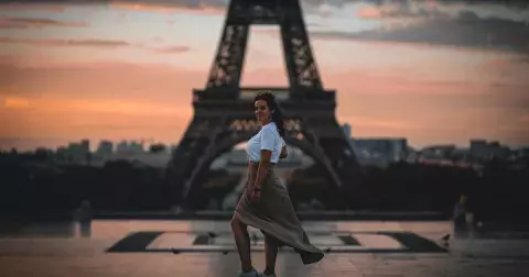 Módní trend: Francouzky přísahají na určité doplňky, které vám nesmí chybět. Pořiďte si tenký pásek nebo slaměnou kabelku