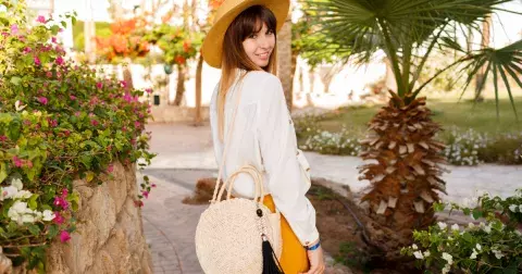 Nejtrendovější kabelky na léto. Pofrčí žluté, nebesky modré, s texturou i klasické