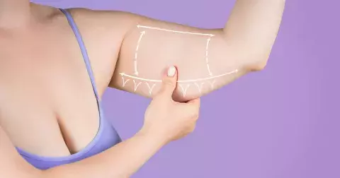 Zatočte s povislou kůží na pažích pomocí jedinečného cviku: Své paže vytvarujete v pohodlí domova