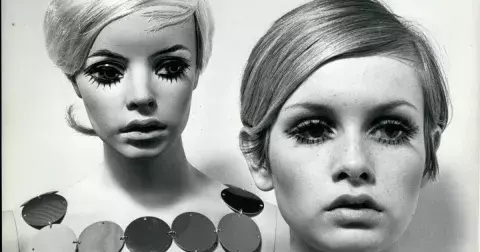 Modelka Twiggy kdysi změnila vnímání krásy. Dnes odmítá plastiky, vnoučata jí nesmí říkat babi