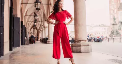 Overal jako alternativa šatů, která dokonale zvýrazní vaše křivky: Zjistěte, jak jej nosit