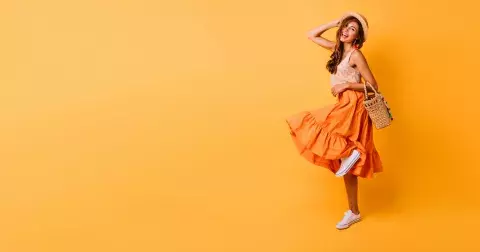 Trendy barva, která obzvlášť sluší ženám nad 50 let: Dokonale se hodí k nadcházejícímu létu a perfektně vás rozzáří