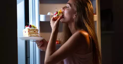 Přejídáte se a přibíráte na váze? Na vině může být psychika. Poznejte rozdíl mezi psychickým a fyzickým hladem