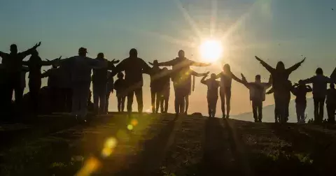 Sekta Nebeská brána: Členové mířili vesmírným korábem do vyšší říše, během rituální sebevraždy se hromadně otrávili