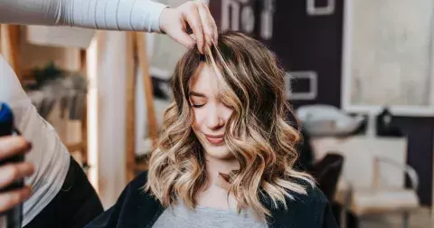 Technika, která dodá opticky objem, zeštíhlí tvář a omladí: Pokud nevíte, co s vlasy, zkuste tuto změnu