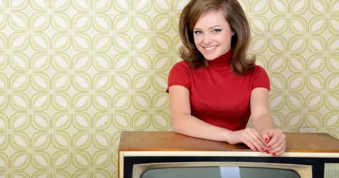 Galerie: Zvonáče nebo saka s vycpávkami. Zavzpomínejte na retro módu