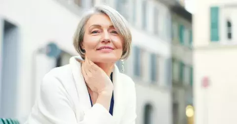 Vlasové trendy, na které by měly vsadit všechny ženy po padesátce: Zapomeňte na krátké mikádo či příliš dlouhé vlasy