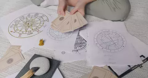 Velká tarotová předpověď na měsíc červenec: Zjistěte, co vám předpovídají karty v lásce, zdraví a financích