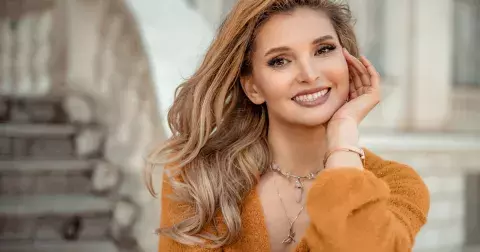 Osm současných trendy odstínů barev na vlasy, které sluší i ženám nad 50 let: Sázkou na jistotu je medová blond