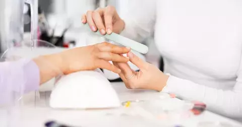 Nejkrásnější manikúra pro rok 2024: Na francouzskou zapomeňte, vyzkoušejte trendy chromové odlesky a další