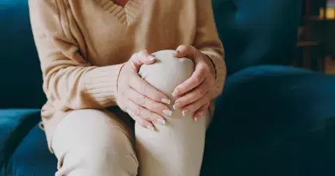 Bolest, lupání a ztuhlost kloubů po delším odpočinku: Příznaky nepříjemného onemocnění je třeba odhalit včas