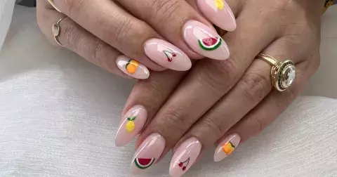 Nejroztomilejší letní trend manikúry pro léto 2024: Vyberete si třešně, mrkev nebo lístky bazalky