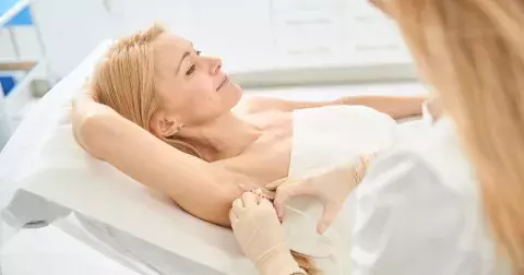 Poslední záchranu proti pocení nabízí dermatolog: Zákrok je rychlý a nebolí