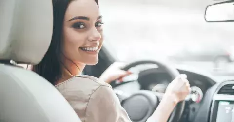 Cviky na zadek, které zvládnete při čekání: Cvičit se dá ve frontě, v koloně v autě i na dětském hřišti