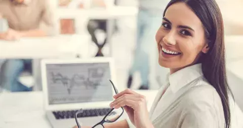 Znaky, že jste nadprůměrně inteligentní. Osmero, které značí vysoké IQ. Roli hraje paměť i smysl pro humor