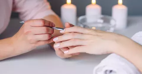 Nejkrásnější manikúra pro rok 2024: Tyto nehtové designy budou stylové, šik a trendy